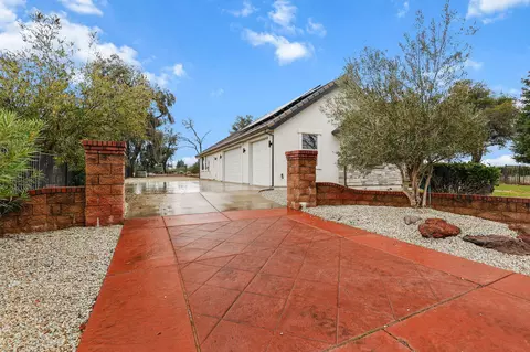 Exterior - 950 Santa Cruz Dr, Redding, CA 96003 photo 6 of 12