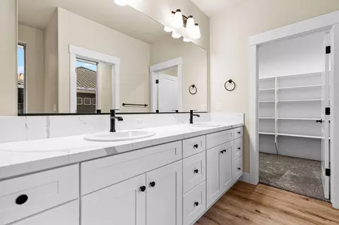 Bath - 950 Santa Cruz Dr, Redding, CA 96003 photo 1 of 8