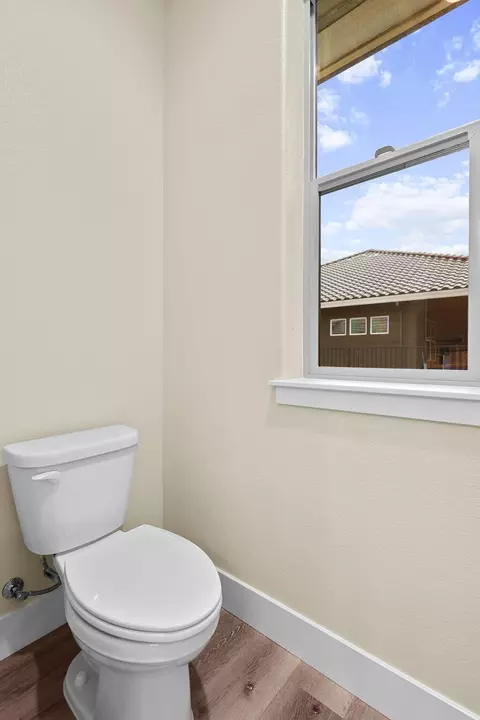 Bath - 950 Santa Cruz Dr, Redding, CA 96003 photo 4 of 8