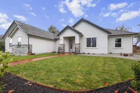 950 Santa Cruz Dr, Redding, CA 96003