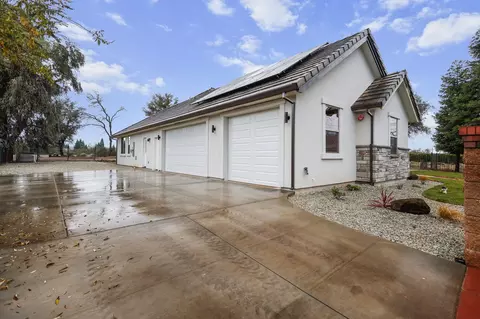 Exterior - 950 Santa Cruz Dr, Redding, CA 96003 photo 4 of 12