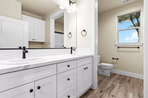 Bath - 950 Santa Cruz Dr, Redding, CA 96003 photo 5 of 8