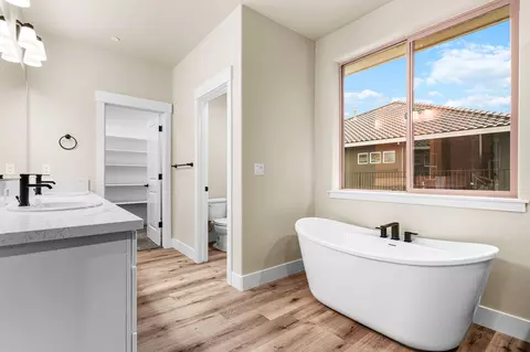Bath - 950 Santa Cruz Dr, Redding, CA 96003 photo 3 of 8