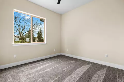 Bedroom - 950 Santa Cruz Dr, Redding, CA 96003 photo 5 of 8
