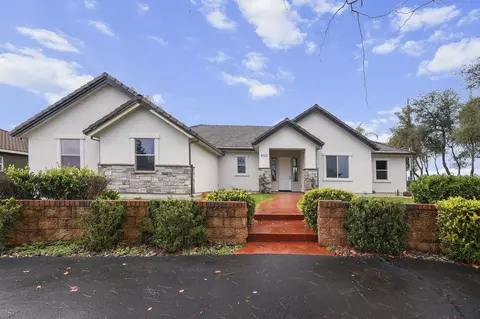 Exterior - 950 Santa Cruz Dr, Redding, CA 96003 photo 7 of 12