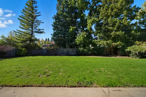 Exterior - 550 Armando Ave, Redding, CA 96003 photo 4 of 7