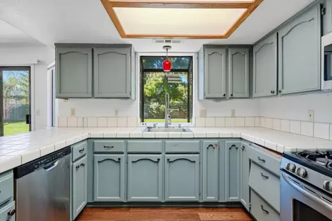 Kitchen - 550 Armando Ave, Redding, CA 96003 photo 3 of 4