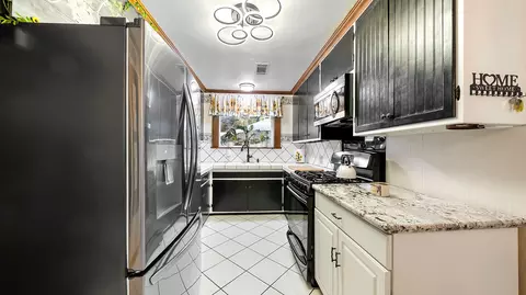 Kitchen - 2945 Mahan St, Redding, CA 96001 photo 3 of 4