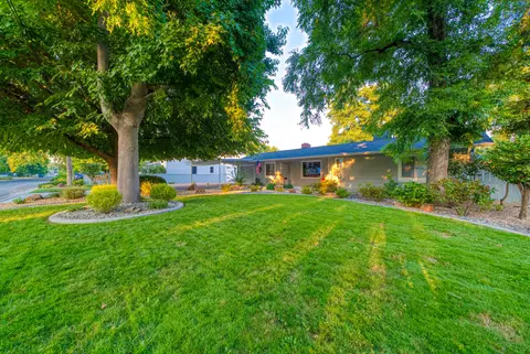 Exterior - 2945 Mahan St, Redding, CA 96001 photo 36 of 41