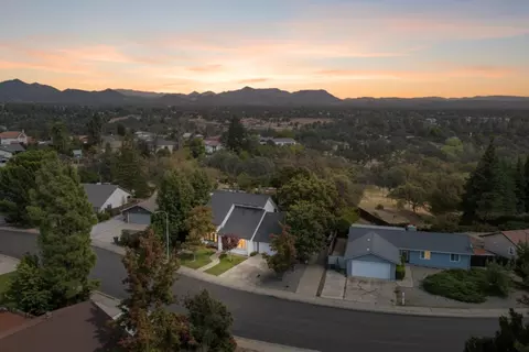 404 Woodhill Dr, Redding, CA 96003 photo 8