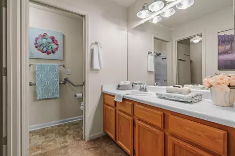 Bath - 894 Montcrest Dr, Redding, CA 96003 photo 1 of 4