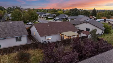 View/Area - 894 Montcrest Dr, Redding, CA 96003 photo 4 of 18