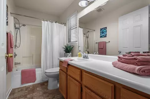 Bath - 894 Montcrest Dr, Redding, CA 96003 photo 3 of 4