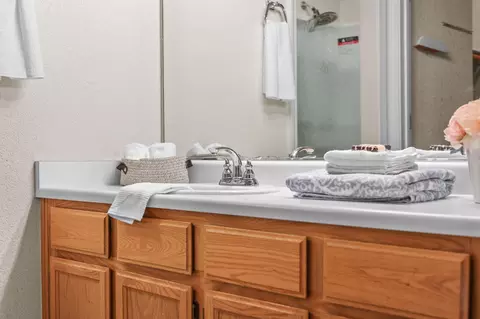 Bath - 894 Montcrest Dr, Redding, CA 96003 photo 4 of 4