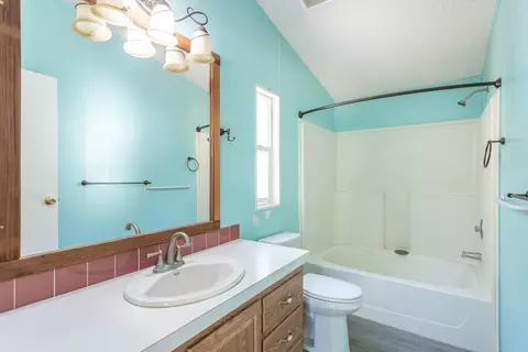 Bath - 29282 Laurel Tree Ln, Shingletown, CA 96088 photo 1 of 2