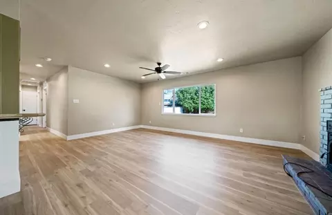 Living - 590 Dee Ct, Redding, CA 96002 photo 3 of 7