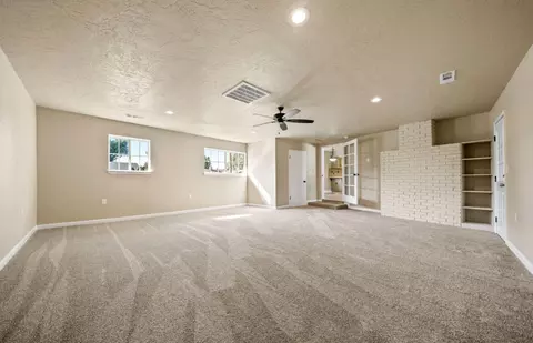 Living - 590 Dee Ct, Redding, CA 96002 photo 6 of 7