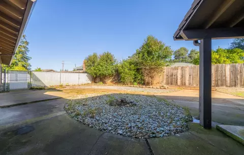 Exterior - 590 Dee Ct, Redding, CA 96002 photo 7 of 8