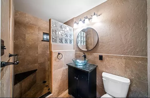 Bath - 590 Dee Ct, Redding, CA 96002 photo 1 of 5