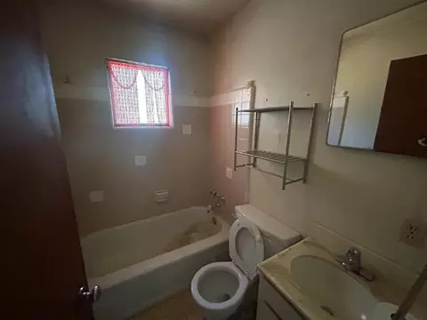 Bath - 2901 Blue View St, Redding, CA 96002 photo 3 of 3