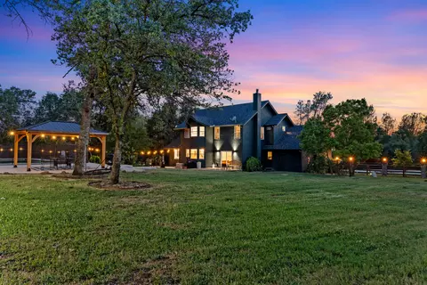 Exterior - 1355 Hope Ln, Redding, CA 96003 photo 6 of 12
