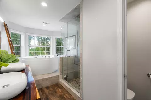 Bath - 1355 Hope Ln, Redding, CA 96003 photo 3 of 6