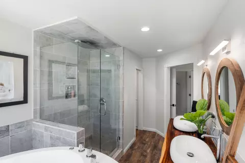 Bath - 1355 Hope Ln, Redding, CA 96003 photo 4 of 6