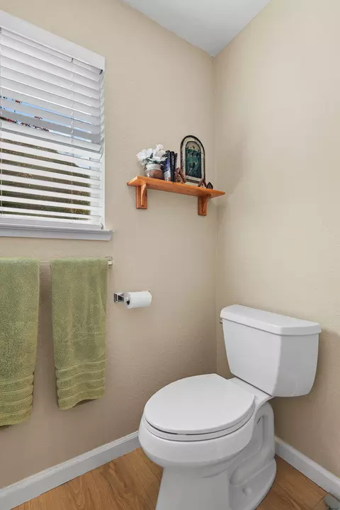 Bath - 1156 Golden Gate Trl, Redding, CA 96003 photo 4 of 5
