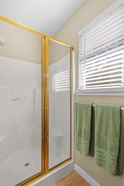 Bath - 1156 Golden Gate Trl, Redding, CA 96003 photo 5 of 5
