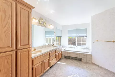 Bath - 4151 Saratoga Dr, Redding, CA 96002 photo 3 of 4