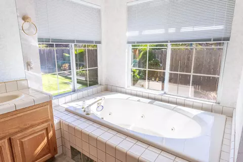 Bath - 4151 Saratoga Dr, Redding, CA 96002 photo 2 of 4
