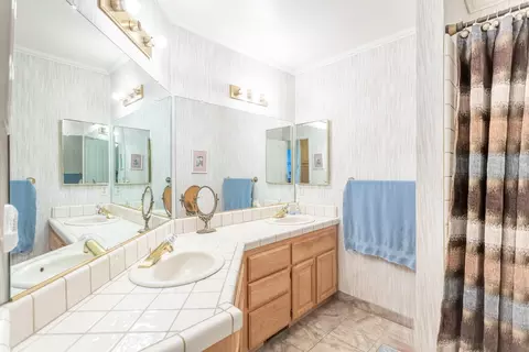 Bath - 4151 Saratoga Dr, Redding, CA 96002 photo 4 of 4