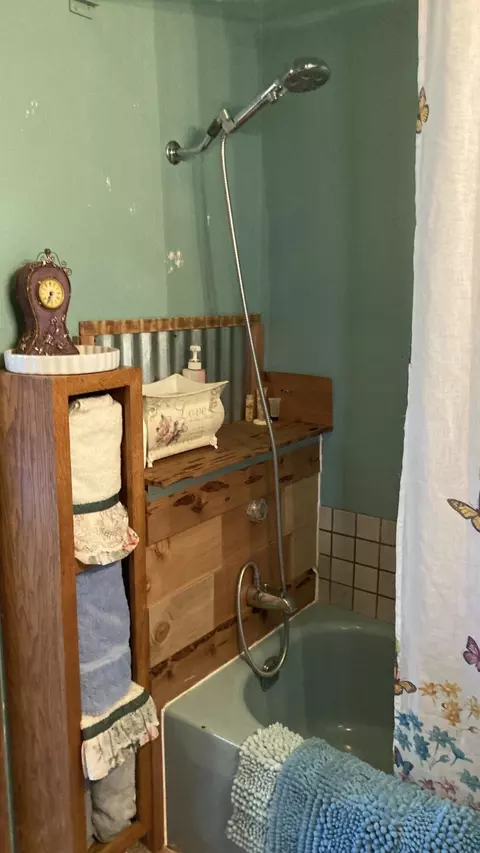 Bath - 640-540 Iris Rd, Mcarthur, CA 96056 photo 4 of 5