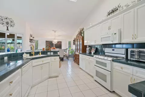 Kitchen - 2920 Aspen Glow Ln, Redding, CA 96001 photo 3 of 4