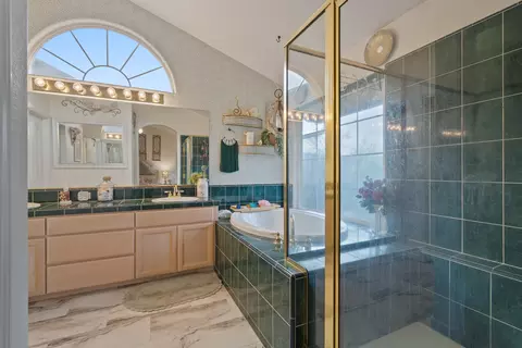 Bath - 2920 Aspen Glow Ln, Redding, CA 96001 photo 3 of 6