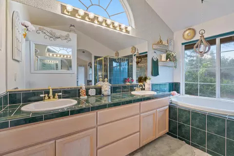 Bath - 2920 Aspen Glow Ln, Redding, CA 96001 photo 4 of 6