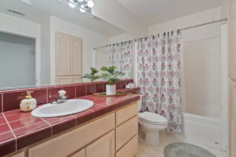 Bath - 2920 Aspen Glow Ln, Redding, CA 96001 photo 2 of 6