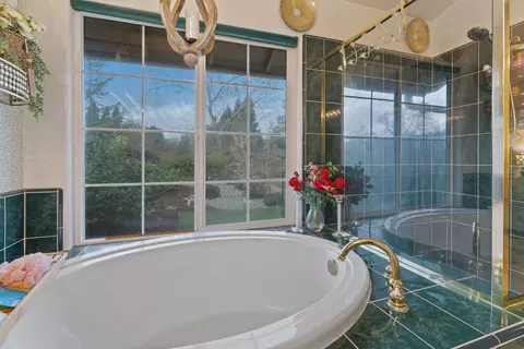 Bath - 2920 Aspen Glow Ln, Redding, CA 96001 photo 6 of 6