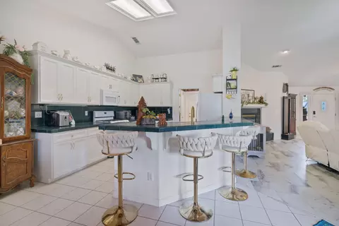 Kitchen - 2920 Aspen Glow Ln, Redding, CA 96001 photo 2 of 4