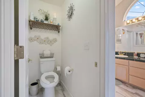 Bath - 2920 Aspen Glow Ln, Redding, CA 96001 photo 5 of 6