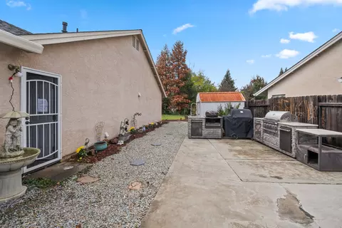 Exterior - 2920 Aspen Glow Ln, Redding, CA 96001 photo 9 of 12