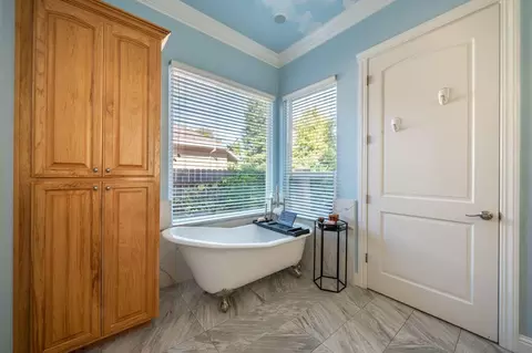 Bath - 4813 St Charles Dr, Redding, CA 96002 photo 3 of 7