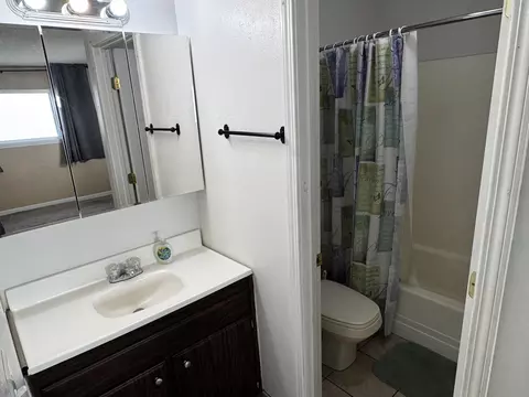Bath - 315 Buckeye, Redding, CA 96003 photo 3 of 5