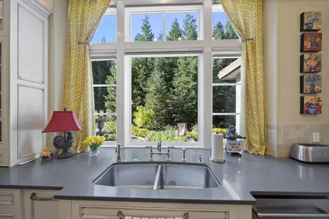 Kitchen - 19566 San Vincente Dr, Redding, CA 96003 photo 6 of 9