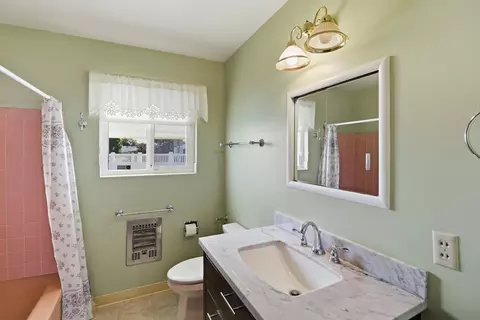 Bath - 5803 Sierra Dr, Redding, CA 96003 photo 3 of 5