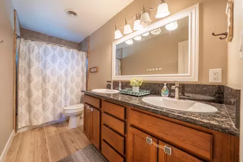 Bath - 3195 Forest Hills Dr, Redding, CA 96002 photo 1 of 2