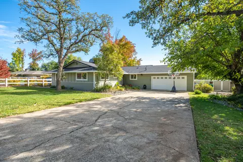 3195 Forest Hills Dr, Redding, CA 96002