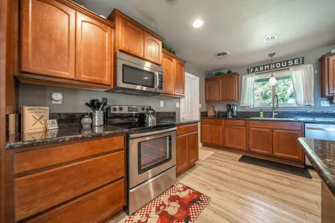 Kitchen - 3195 Forest Hills Dr, Redding, CA 96002 photo 5 of 7