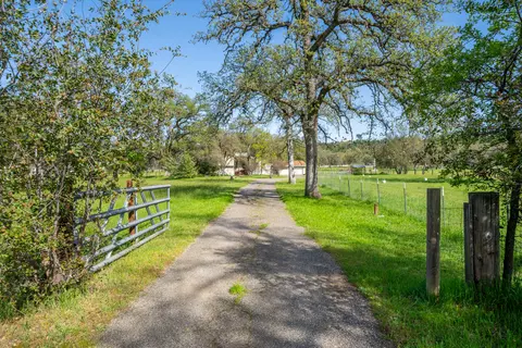 10257 Swede Creek Rd, Palo Cedro, CA 96073