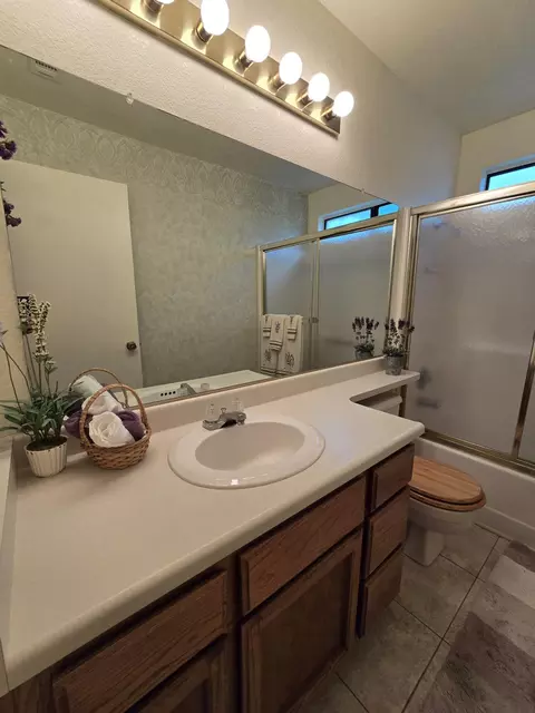 Bath - 3671 Santa Rosa Way, Redding, CA 96003 photo 3 of 6